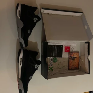 Air Jordan 4 Retro SE 'Black Canvas' - Snygga svarta Nike Air Jordans med grå och vita detaljer. 9/10 skick. Sköna skor som även passar storlek 42. Skorna stilrena och ett par perfekta vinterskor. Skolåda och tillbehör medföljer.