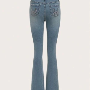 Jeans - Jätte fina bootcut jeans, från okänt märke. Köptes för cirka 600kr. Jätte trendiga jeans. Kan inte bli finare än detta asså😍 storlek 27 passar XS. Använder aldrig byxorna för jag beställde dom för små