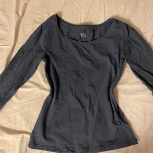 Svart långärmad topp från lager 157 - Säljer en stilren svart långärmad topp från lager 157. Tillverkad i mjuk bomull med en liten andel elastan för extra komfort. Perfekt basplagg för alla tillfällen.