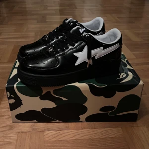 Bapesta black patent - Använd 1-3 ggr, nytt skick Skriv gärna om du har funderingar eller vill ha fler bilder Kan mötas upp i Västerås Priset är ej hugget i sten 