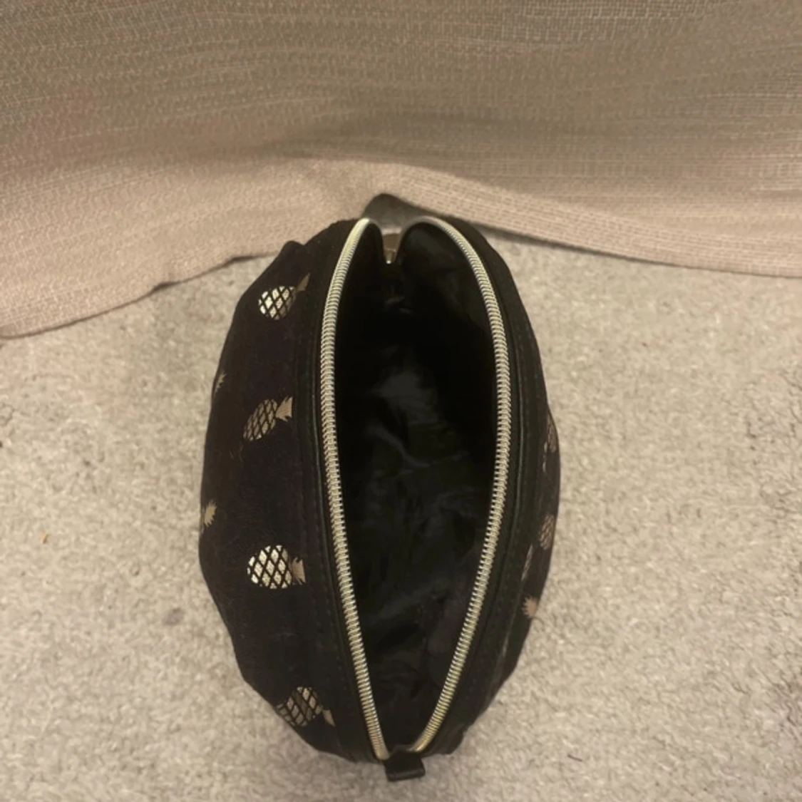 Svart necessär med ananasmönster - 92