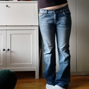 Blå bootcut jeans - Så snygga vintage lågmidjade bootcut jeans i så bra kvalitet. 100 % bomull. Älskar alla detaljerna. Jättefin färg och passform. Sitter som en smäck🩷