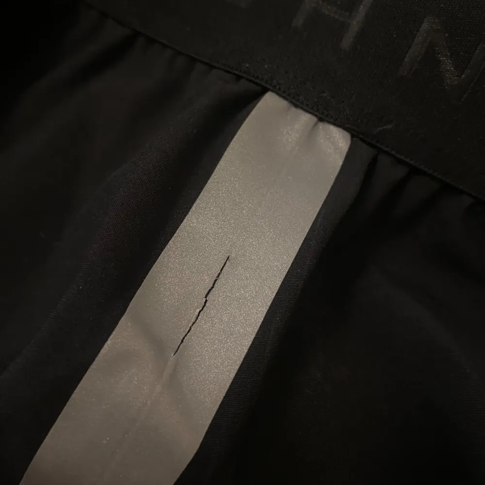 Snygg svart kjol från Röhnisch i storlek S. Kjolen har en elastisk midja och en stilren design med en diskret randdetalj. Perfekt för en aktiv livsstil.På sista bilden så är det ett hål men det är inte hål i shortsen under kjolen. Hameet.