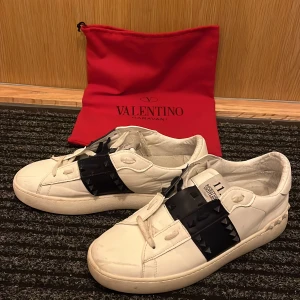 Valentino Garavani sneakers - Snygga Valentino Garavani sneakers säljer dom för dom blev försmå boxsaknad dustbag medföljer pris kan diskuteras 