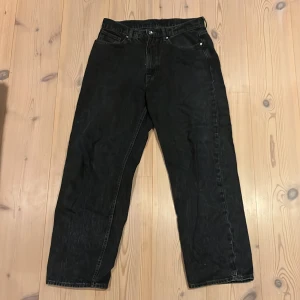 Svarta jeansbyxor Vailent - Snygga svarta jeansbyxor från Vailent. Baggy passform, använda en del men ännu fina .