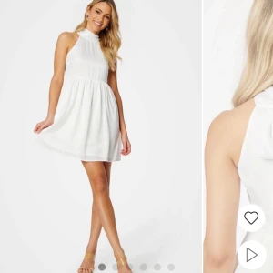 Studentklänning  - Snygg vit ärmlös klänning med hals och knytning i nacken. Perfekt för student eller sommar fest. Snygg rosett knytning i nacke. Helt oandvänd 💞 pm för frågor 😁