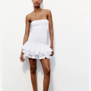 Vit volangklänning - Super snygg Zara volang klänning som är helt slutsåld, så fin till sommaren💕endast använd två gånger