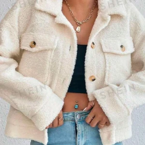 Vit teddyjacka från  - Säljer en mysig vit teddyjacka från Shein. Jackan har en croppad passform med knappar framtill och två bröstfickor. Perfekt för kyliga dagar när du vill vara både varm och stilren. Jätte mysig och fin pris kan diskuteras 