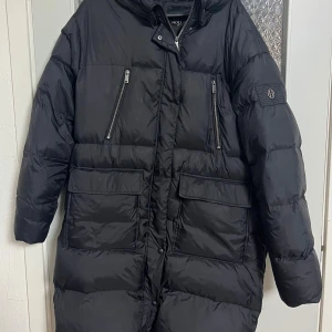 Hollies puffer jacka  - Jackan är knappast använd, cirka 3-4 gånger. Skick är mycket bra, som helt ny. Säljer den eftersom kände jackan var för stor på mig har även gått ner i vikt.             Du kan alltid höra av dig för tydligare bilder eller mer info om jackan.