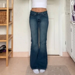 Blå bootcut jeans - Säljer mina absolut favorit jeans från Tommy Hilfiger då dem har blivit försmå😓Därav är bilderna lite sämre kvalitet🎀Super fint skick och inga tecken på användning alls🔥Jag är 167 som referens🎀Köptes för 599kr och pris kan diskuteras vid snabb affär❤️