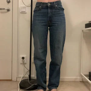 Blå Levis 94 Baggy jeans - Säljer mina fantastiska favoritjeans som tyvärr har blivit en storlek för små. De är högmidjade/medelmidjade med en rak passform. Är snygga till allt. Minimalt slitage nere på benen men annars mycket bra skick. Storlek midja 25, längd 31.