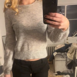 Grå stickad ull tröja - Säljer en  grå stickad tröja från märket stockh LM då den är för liten💗den är lite genomskinlig som man ser på bilderna men väldigt bra passform överlag💕