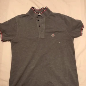  pikétröja Moncler - Hej! Säljer en grå pikétröja från Moncler vid storlek M. 