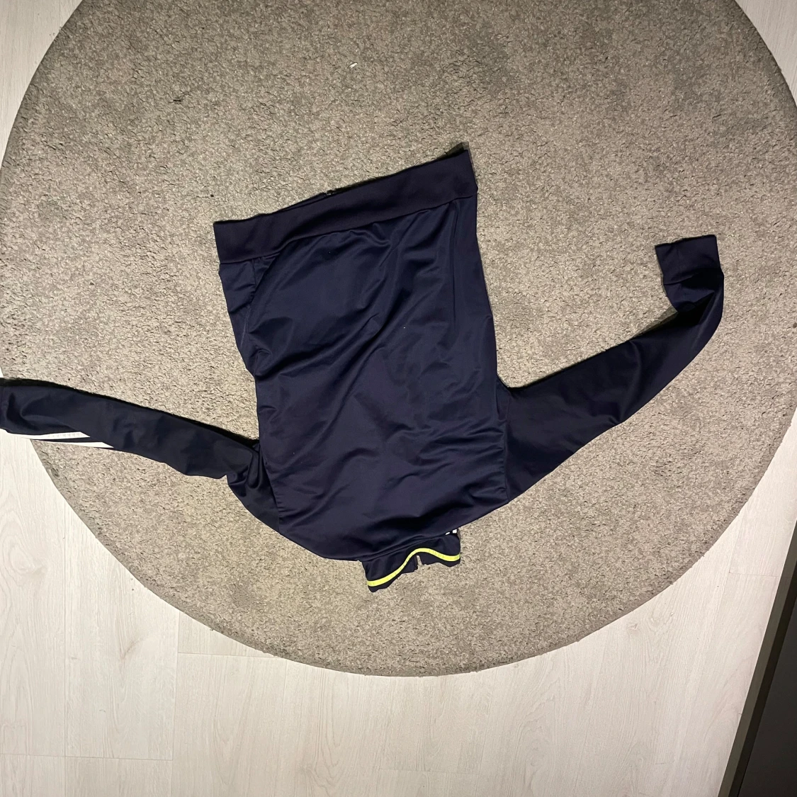 Mörkblå träningsjacka med gula detaljer - 90