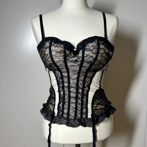 Vintage korsett topp med pushup  - Superfin korsett topp med pushup. Passar xs-s och en a-B kupa. Strumpebandshållarna är självklart avtagbara. Köp sker via köp nu, jag postar inom 24h. Kvar tills markerad såld 