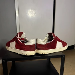 Valentino flycrew - Säljer dessa flycrews i den populära färgen röd, totalt 6 nitar saknas men annars är skorna i fint skick! Skriv vid frågor eller funderingar 