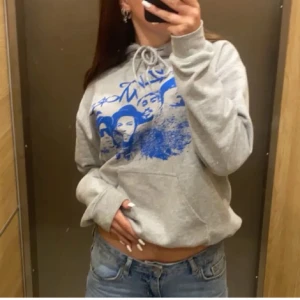 Grå hoodie med blått tryck - Säljer denna grå rapmore hoodien, superbra skick!💓