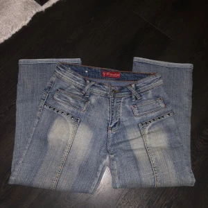 Blå jeans från Brandich - Supersnygga jeans från brandich som inte kommer till användning längre, Midjemått är 76, innerbenslängden från grenen ner är på 58 🥰