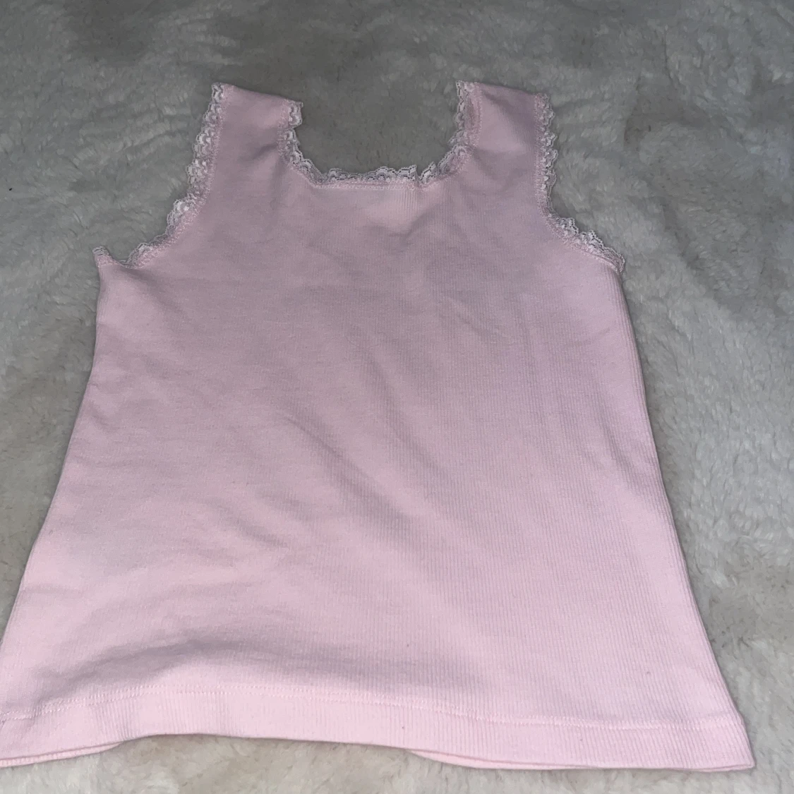 Rosa ribbad linnetopp med spetsdetaljer - 90