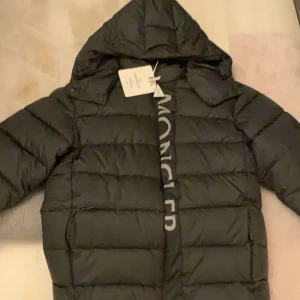  Moncler Jacka - Hej säljer min nya Moncler vinter jacka. Jackan är helt nu och fräsch säljer den pågrund av att den inte passar mig. Jätte skön och varm jacka. Hör av er för mera bilder osv😁