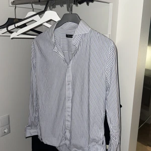 Matinique skjorta - Säljer min randiga skjorta från matinique. Skjortan är i bra skick utan några defekter.