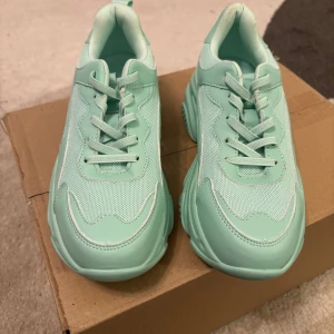 Mintgröna sneakers från Din Sko - Dinsko sneakers Oanvända, i mycket fint skick!  St: 35. Men man kan ha också om man har st36. 