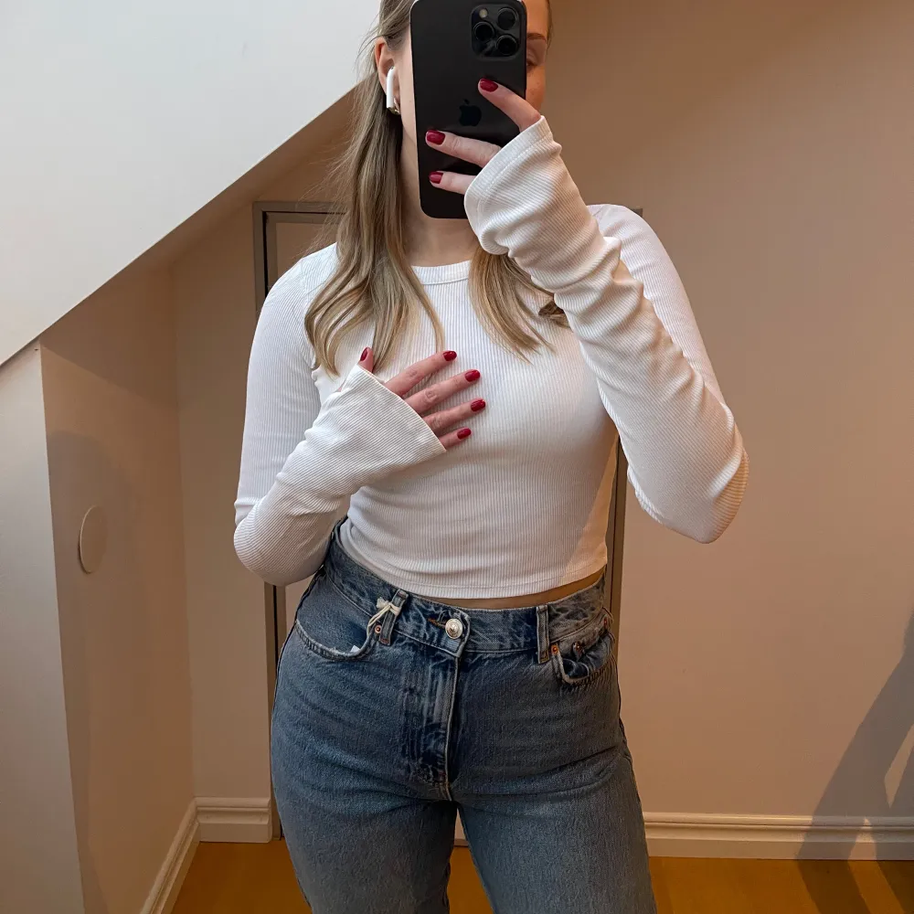 Säljer en stilren vit ribbad tröja från A DSGN. Tröjan har en croppad passform och långa ärmar, perfekt för en avslappnad look. Tröjan är extra lång i ärmarna med tum hål. Använd vid 1 tillfälle 💖. Neuletakit & Villapaidat.