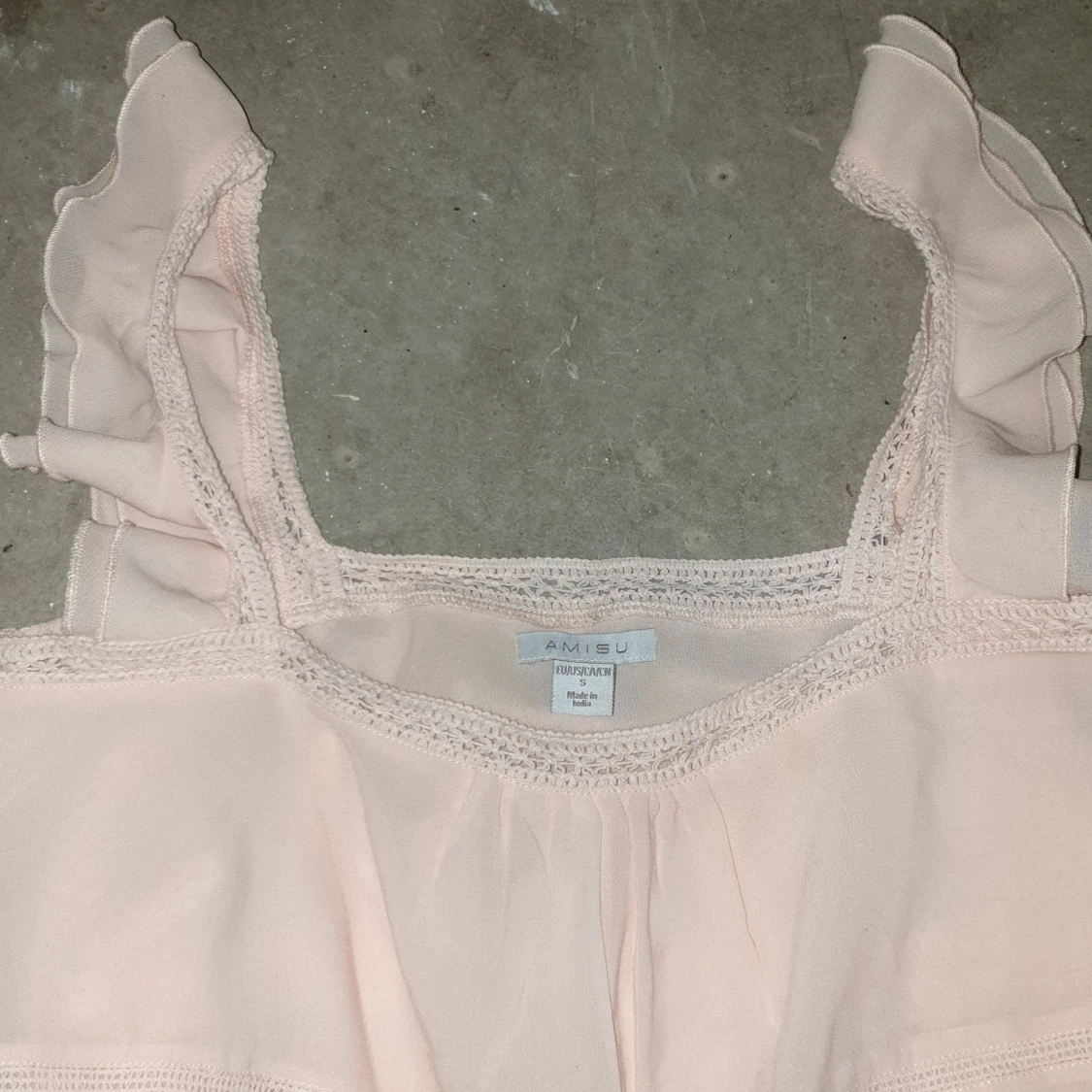 Puderrosa topp med spetsdetaljer - 1