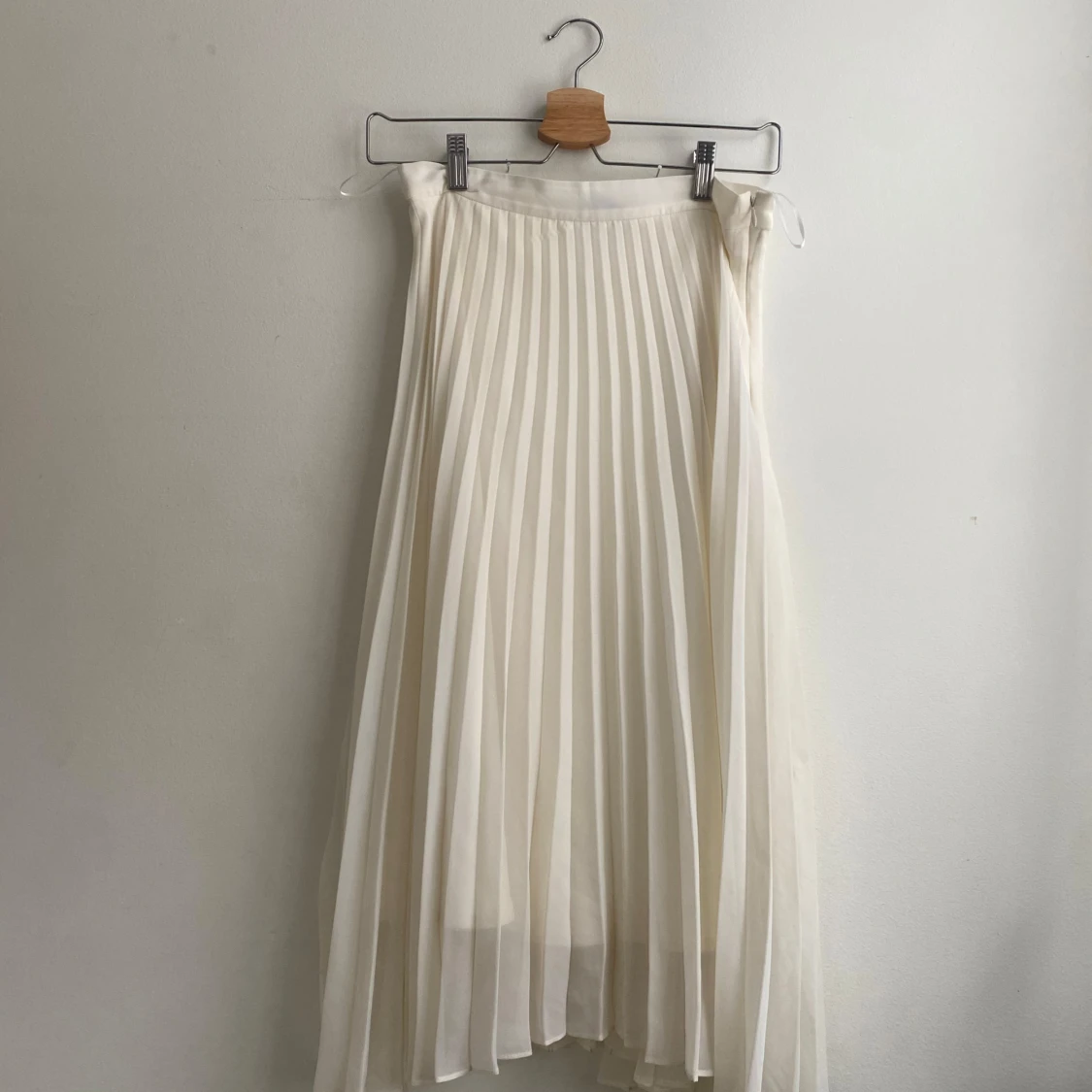 Vit plisserad kjol