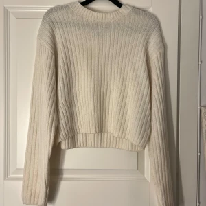 Vit stickad tröja  - Jätte skön och fin, den är använd men inga skador