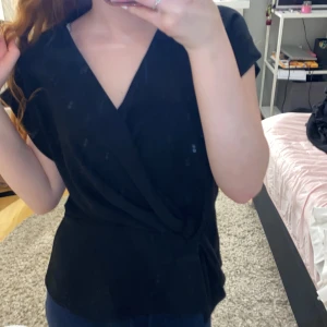 Svart omlottopp - svart zara blus som är använd ca 3 gånger så den är i väldigt bra skick