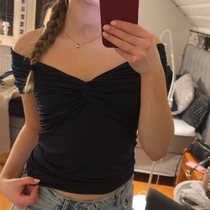 Marinblå festtopp  - Snygg marinblå offshoulder topp från H&M med rynkade detaljer framtill. Tillverkad i ett mjukt och stretchigt material ❣️ Perfekt för fest! Använd en gång ✨🥰