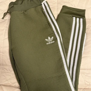 Nya träningsbyxor från Adidas strl 38. - Helt nya Adidas byxor i strl 38.  Nypris: 1300 kr 