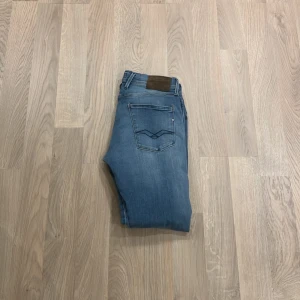 Replay anbass  - Feta replay jeans som är i toppskick nypris 2000 vårat pris 399 priset kan alltid diskuteras 🙌🏻