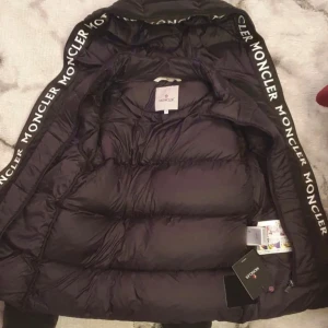 Jacka moncler  - Moncler jacka för män storlek M oanvänd lappen finns kvar helt ny. Pris går att diskutera vid snabb affär. 