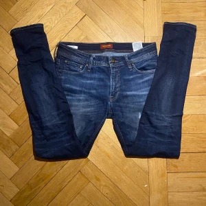 Mörkblå jeans från Jack & Jones - Snygga mörkblå jeans från Jack and Jones. Modell: Skinny Liam. Fråga på