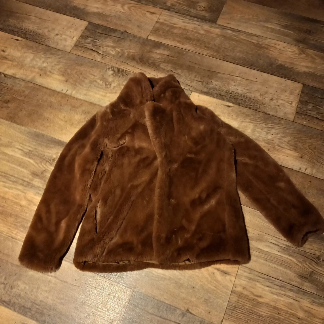 Brun pälsjacka från Reserved