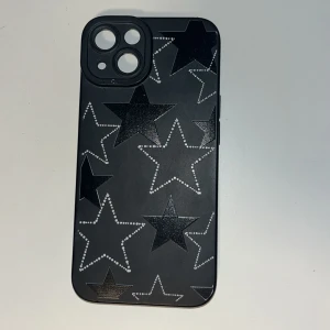 Svart mobilskal med stjärnmönster - Snyggt svart mobilskal med stjärnor i olika storlekar för iPhone 13. Används inte längre. 🫶🏻