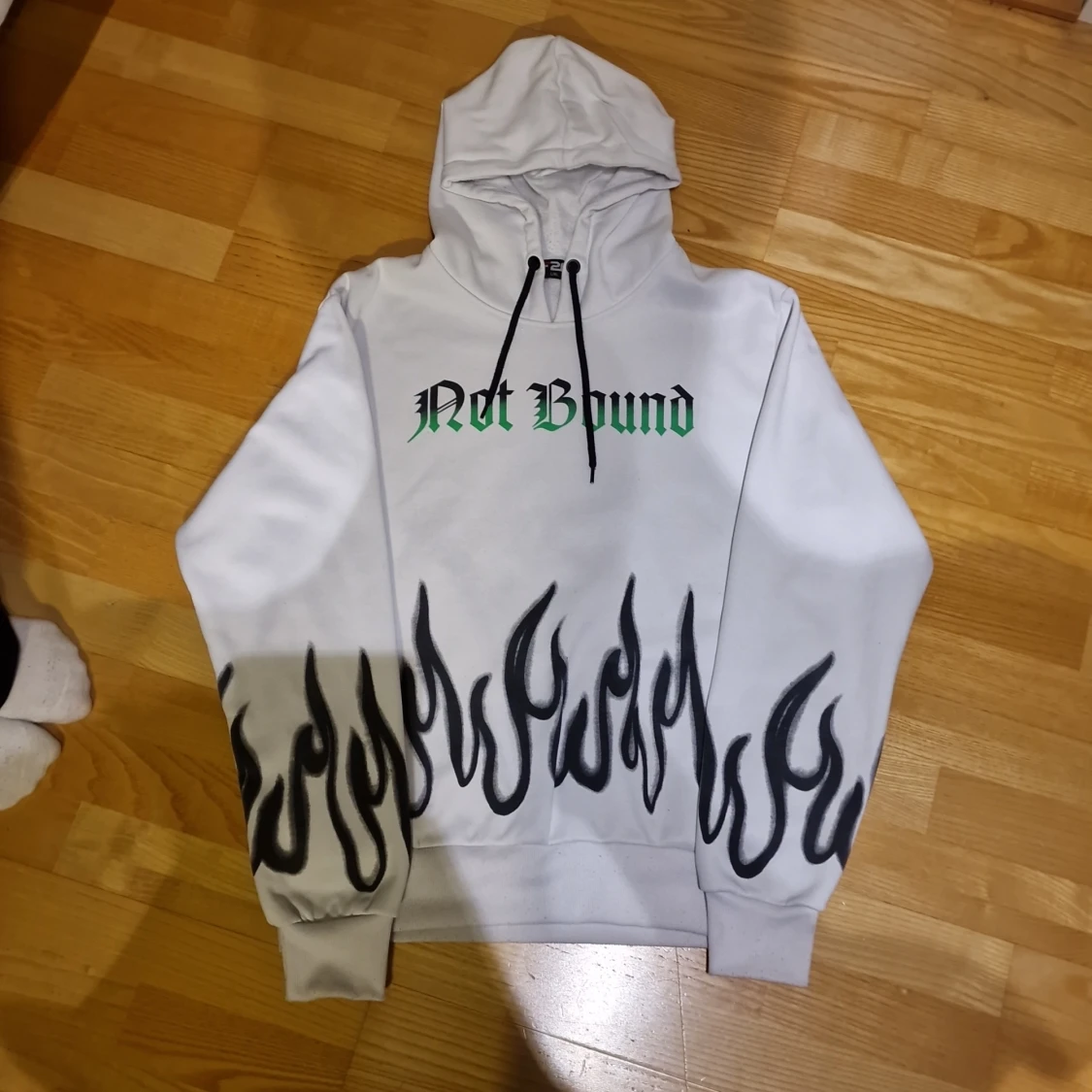 Vit hoodie med flammönster från F26 - 30