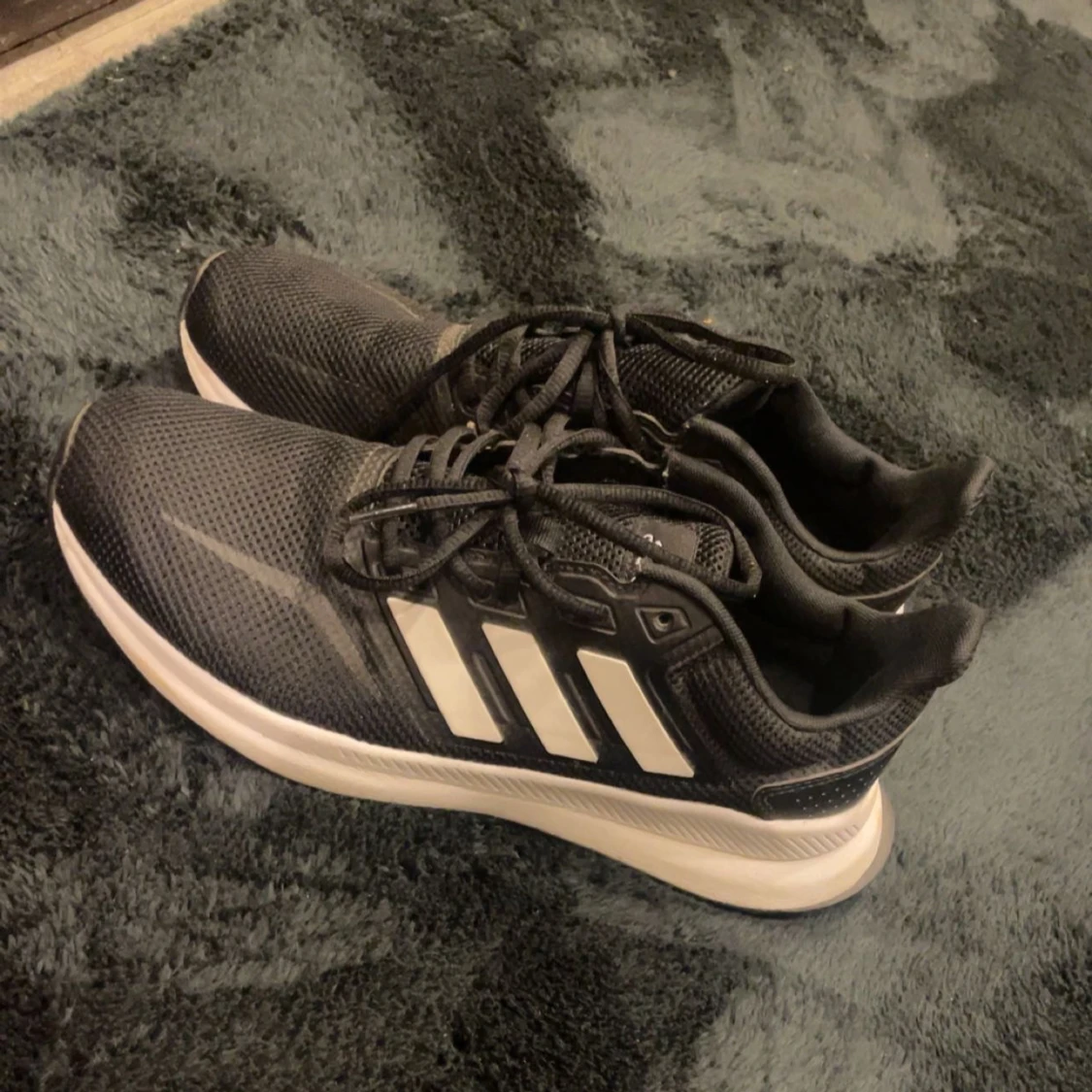 Svarta Adidas sneakers med vita detaljer