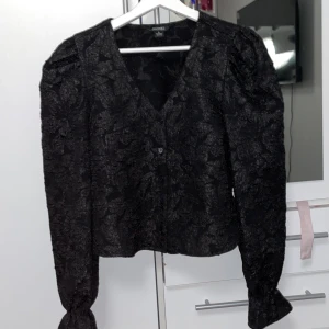 Fin blus från Monkl  - Fin svart blus i storlek S till vår dagar eller till fester 
