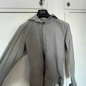RILEY skjorta - Ascool skjorta från Riley. Slim fit, nästan aldrig använd och därav i mycket bra skick. Mönstret är ish blått (se bild 2) pris kan diskuteras
