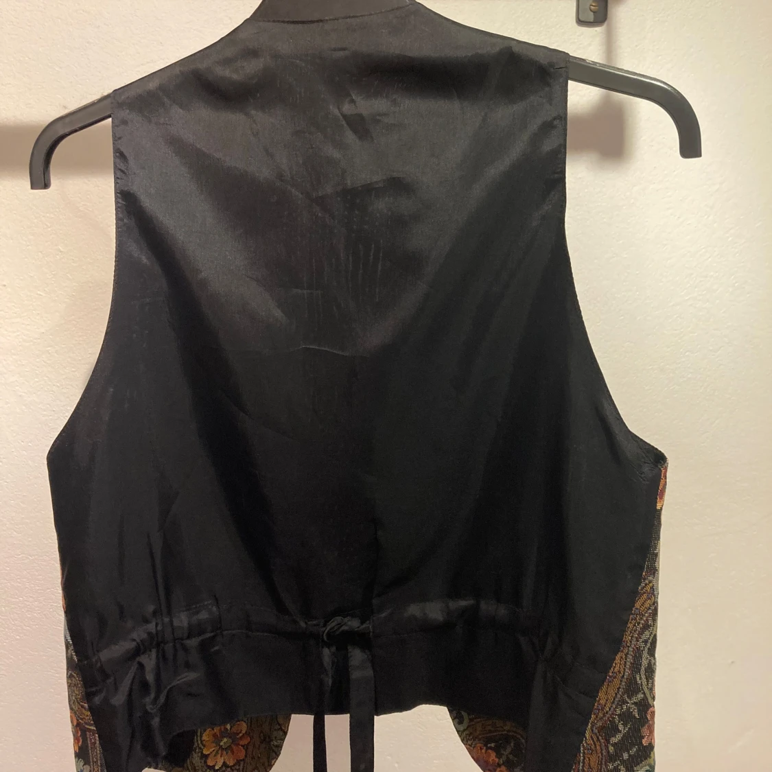 Blommig väst med knappar - 91