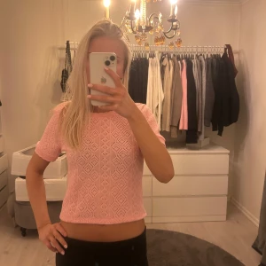 Rosa Zara topp - Säljer en söt rosa stickad topp med korta ärmar och ett fint mönster. Perfekt för en avslappnad stil.