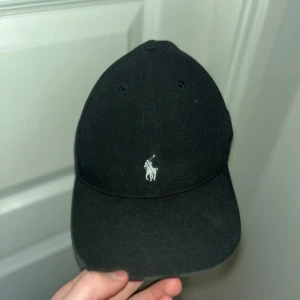 Polo Ralph Lauren svart  - Ralph lauren keps svart. Snygg svart stilig och bekväm! Skick 9/10