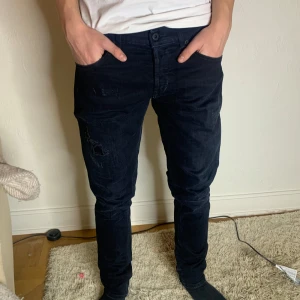 Dondup George  - Tja, säljer nu dessa riktigt snygga dondup George jeans i storlek 33. Modellen på första bilden är 177cm och väger 64kg och det är lite stora för han. Vid eventuell fråga är det bara att du hör av dig. 