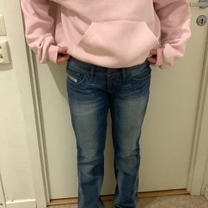 Blå jeans från Diesel - Snygga blå jeans från Diesel i modellen Lowky. De har en regular-straight passform med låg midja. Perfekta för en avslappnad stil. Klassisk femficksdesign och diskret tvätt för en tidlös look. Säljer då dom var lite för stora💗