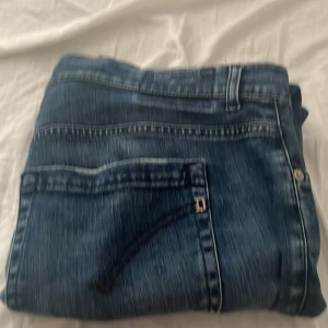 Dondup jeans george - Riktigt trendiga dondup george jeans! Riktigt bra material. Man märker att det är kvalité. Skick 8,5/10. :Nypris 2999: Mitt pris 450! Hör av er om ni har frågor som tex mått. Självklart kan vi gå ner i pris vid snabb affär😊.  (Obs jeansen är lite uppsydda)