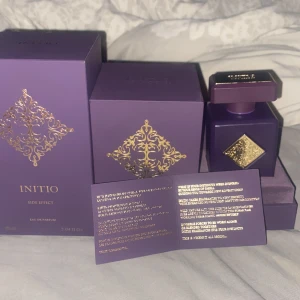 Initio Side Effect Eau de Parfum - Lyxig parfym från Initio i en elegant lila flaska med gulddetaljer. Säljer min side effekt då den inte kommer till användning ca 80/90ml kvar, mängden kan du själv se på bild 4. Och om du behöver batchkoden så finns den på bild 5. Kontakt mig om de är så att du har någon fråga angående intresse av köp eller generellt om parfymen så ska jag se till o svara 🤗,nypris på denna guldbit ligger på ca 3200kr! Kan gå ner i pris vid snabb affär 😁