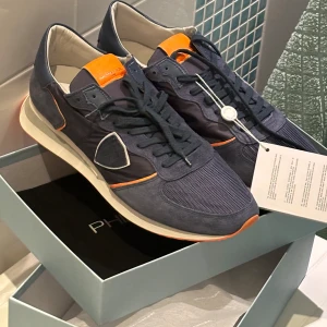 Philippe Model skor - Steal! Ett par sprillans nya helt oanvända trendiga Philippe Model skor i storlek 43 säljes. Nypris på dessa är mellan 3 och 4 tusen kr men mitt pris är 1599 kr👍Dessa populära skorna är jättesnygga samt perfekta under vintern och det är först till kvar som gäller. Att köpa dessa är som att köpa direkt från butik (tag sitter kvar och allt og tillbehör kommer med). Tveka inte vid minsta fråga eller fundering😃